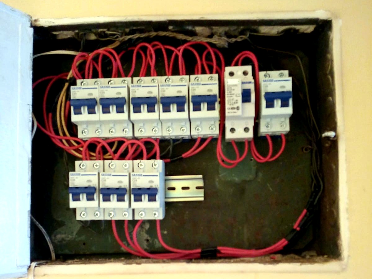 Tablero eléctrico remodelado por Valenca Servicios